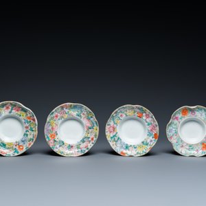 Quatre bols couverts sur leur support en porcelaine de Chine famille rose à décor millefleurs, marque de Qianlong, République — photo 11