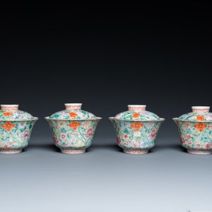 Quatre bols couverts sur leur support en porcelaine de Chine famille rose à décor millefleurs, marque de Qianlong, République — photo 3