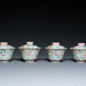 Quatre bols couverts sur leur support en porcelaine de Chine famille rose à décor millefleurs, marque de Qianlong, République — photo 4