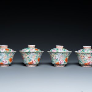 Quatre bols couverts sur leur support en porcelaine de Chine famille rose à décor millefleurs, marque de Qianlong, République — photo 5