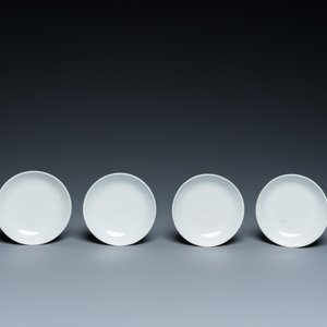 Quatre bols couverts sur leur support en porcelaine de Chine famille rose à décor millefleurs, marque de Qianlong, République — photo 10
