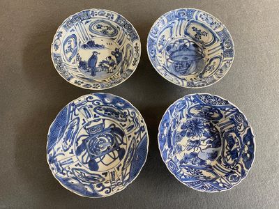 Quatre bols de type klapmuts en porcelaine de Chine en bleu et blanc de type kraak, Wanli — photo 1