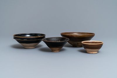 Quatre bols en grès porcelaineux émaillé brun et noir, Song et Yuan