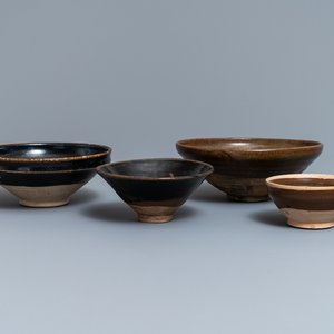 Quatre bols en grès porcelaineux émaillé brun et noir, Song et Yuan — photo 1