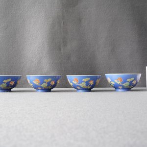 Quatre bols en porcelaine de Chine à décor floral sur fond bleu, marque de Yongzheng, République — photo 12