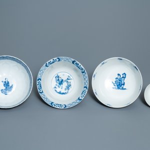 Quatre bols en porcelaine de Chine bleu et blanc, marques de Chenghua et Xuande, Kangxi — photo 6