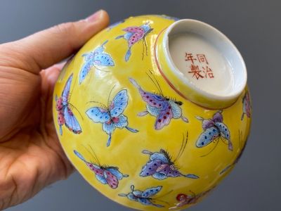 Quatre bols en porcelaine de Chine famille rose à décor de papillons sur fond jaune, marque et époque de Tongzhi — photo 8