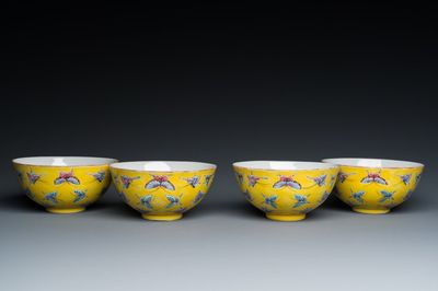 Quatre bols en porcelaine de Chine famille rose à décor de papillons sur fond jaune, marque et époque de Tongzhi