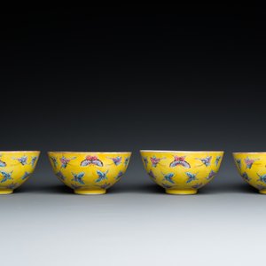 Quatre bols en porcelaine de Chine famille rose à décor de papillons sur fond jaune, marque et époque de Tongzhi — photo 3