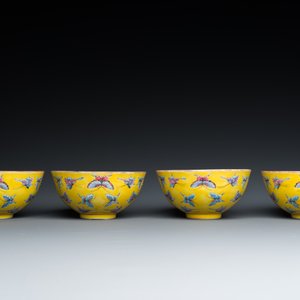 Quatre bols en porcelaine de Chine famille rose à décor de papillons sur fond jaune, marque et époque de Tongzhi — photo 5