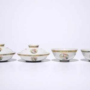 Quatre bols en porcelaine de Chine famille rose à décor "Dragons et Phénix", dont deux couverts, marque de Tongzhi, 20ème — photo 1