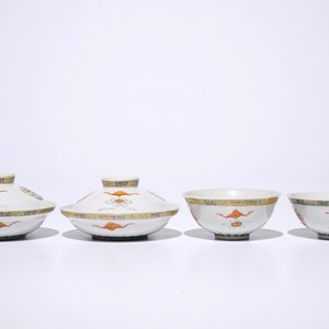 Quatre bols en porcelaine de Chine famille rose à décor "Dragons et Phénix", dont deux couverts, marque de Tongzhi, 20ème — photo 5