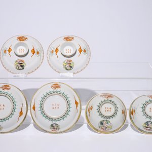 Quatre bols en porcelaine de Chine famille rose à décor "Dragons et Phénix", dont deux couverts, marque de Tongzhi, 20ème — photo 7