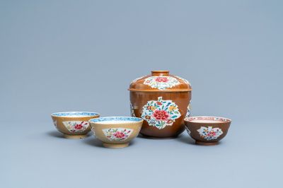 Quatre bols en porcelaine de Chine famille rose à fond brun capucin, Qianlong