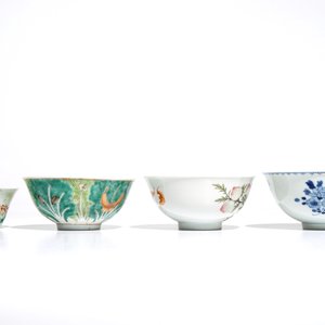 Quatre bols en porcelaine de Chine famille rose et bleu et blanc, 19/20ème — photo 2
