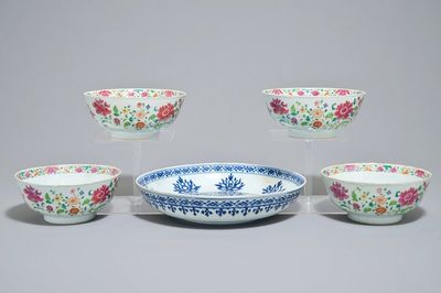 Quatre bols et un plat pour le marché islamique en porcelaine de Chine famille rose et bleu et blanc, 17/18ème