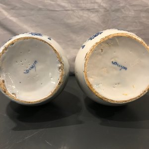 Quatre bouteilles et deux pots de pharmacie en faïence de Delft bleu et blanc, 18ème — photo 14