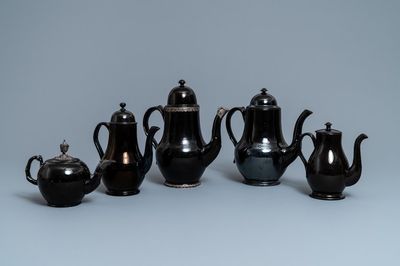 Quatre cafetières et une théière en terre noire de Namur à montures en argent, 18ème