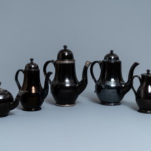 Quatre cafetières et une théière en terre noire de Namur à montures en argent, 18ème — photo 1