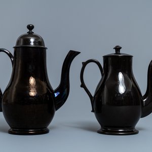 Quatre cafetières et une théière en terre noire de Namur à montures en argent, 18ème — photo 8