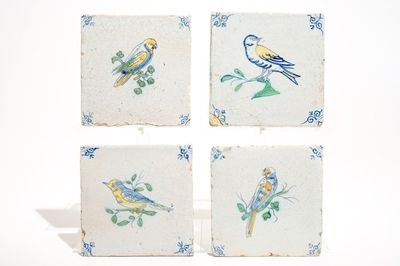 Quatre carreaux aux oiseaux en faïence polychrome de Delft, 17ème
