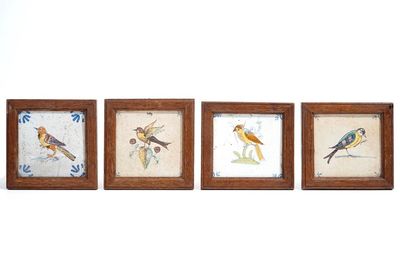 Quatre carreaux aux oiseaux en faïence polychrome de Delft, 17ème