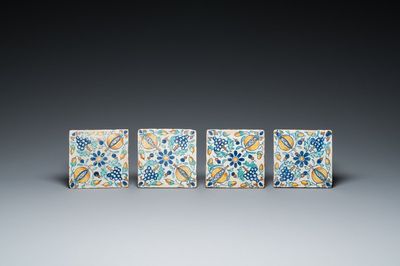 Quatre carreaux de petit format en faïence polychrome de Delft à décor de raisins et de grenades, 1ère moitié du 17ème
