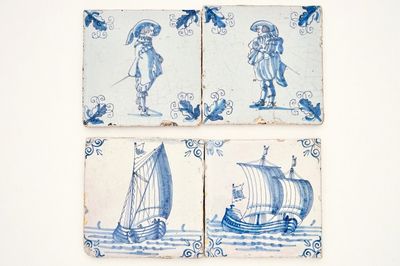 Quatre carreaux en faïence de Delft bleu et blanc aux soldats et bateaux, 17ème