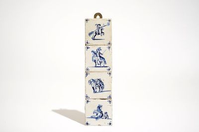 Quatre carreaux en faïence de Delft bleu et blanc de petit format figurant des chevaliers, 17ème