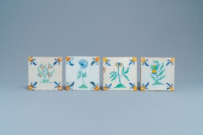 Quatre carreaux en faïence de Delft polychrome à décor de fleurs, 1ère moitié du 17ème