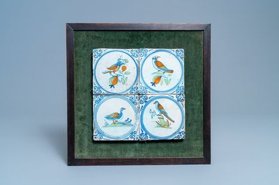Quatre carreaux en faïence de Delft polychrome à décor de fleurs dans un médaillon, Haarlem, 17ème