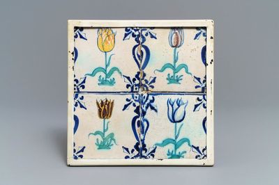 Quatre carreaux en faïence de Delft polychrome à décor de tulipes, 1ère moitié du 17ème
