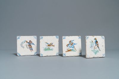Quatre carreaux en faïence de Delft polychrome à décor d'oiseaux, 1ère moitié du 17ème
