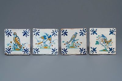 Quatre carreaux en faïence de Delft polychrome à décor d'oiseaux, 1ère moitié du 17ème