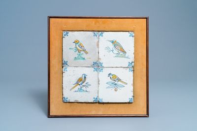 Quatre carreaux en faïence de Delft polychrome figurant des oiseaux, 17ème