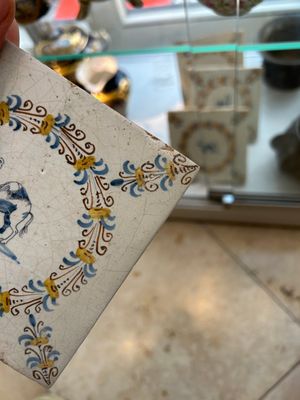 Quatre carreaux en faïence polychrome de Delft à décor d'animaux aux médaillons d'aigrettes, Haarlem, 17ème — photo 1