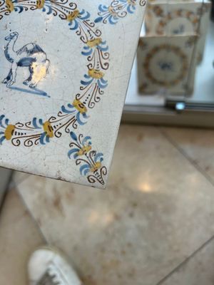 Quatre carreaux en faïence polychrome de Delft à décor d'animaux aux médaillons d'aigrettes, Haarlem, 17ème — photo 3