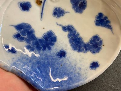 Quatre coupes tripodes en forme de pêche en porcelaine de Japon en bleu et blanc à décor de grues, Edo, 18/19ème — photo 6