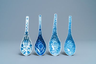 Quatre cuillères en porcelaine de Chine en bleu et blanc, 19/20ème