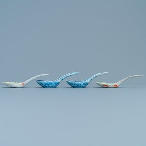 Quatre cuillères en porcelaine de Chine famille rose et en bleu et blanc, 19ème — photo 3
