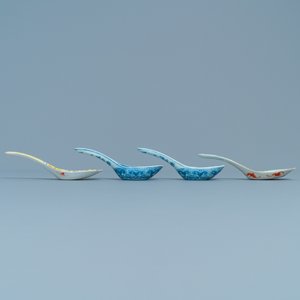 Quatre cuillères en porcelaine de Chine famille rose et en bleu et blanc, 19ème — photo 4