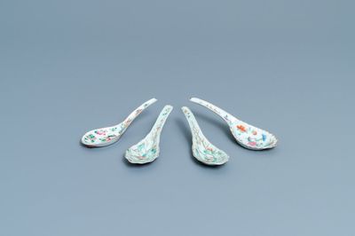 Quatre cuillères en porcelaine de Chine famille rose pour le marché Straits ou Peranakan, 19/20ème