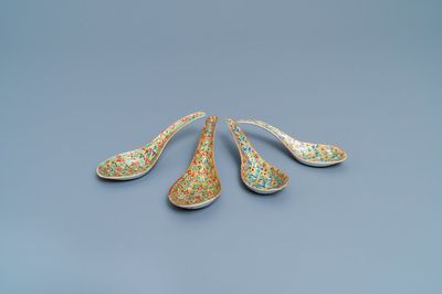 Quatre cuillères en porcelaine de Chine Lai Nam Thong pour le marché thai, 19ème