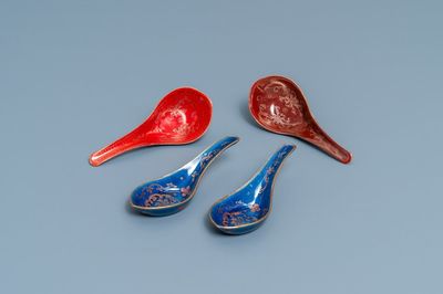 Quatre cuillères en porcelaine de Chine monochrome et doré, 19/20ème
