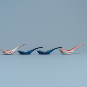 Quatre cuillères en porcelaine de Chine monochrome et doré, 19/20ème — photo 4