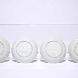Quatre ensemble de tasses et soucoupes en porcelaine de Chine famille rose à la cueillette des cerises, Qianlong — photo 3