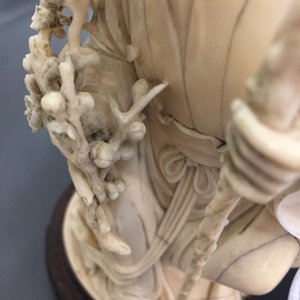 Quatre figures de femmes en ivoire sculpté, Chine, fin du 19/début du 20ème — photo 8