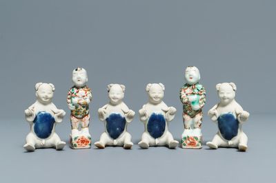 Quatre figures en biscuit du 'Tek Sinig Cargo' et une paire des frères Hoho en famille verte, Kangxi