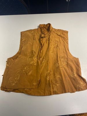 Quatre jupes en soie brodée et trois vestes jaunes de type 'magua', Chine, 19/20ème — photo 1