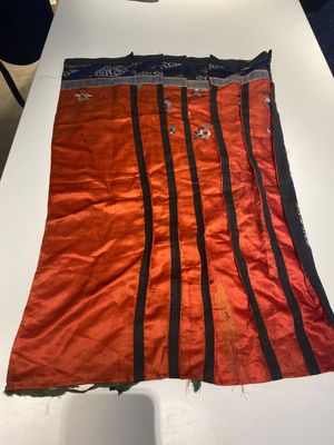 Quatre jupes en soie brodée et trois vestes jaunes de type 'magua', Chine, 19/20ème — photo 23